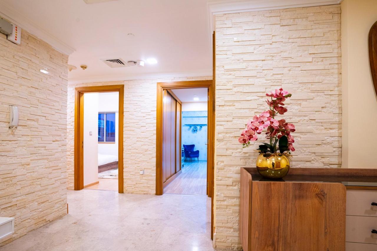 Apartment 3 Bedroom W Terrace Facing Burj Khalifa. Dubai