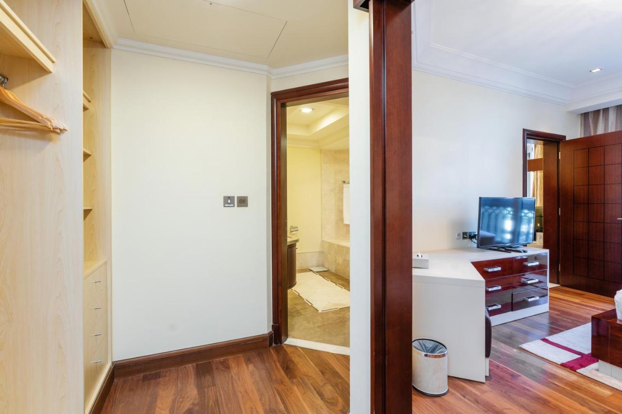 Royal Club By Rvhr, Grandeur Crescent Palm Jumeirah Apartment *