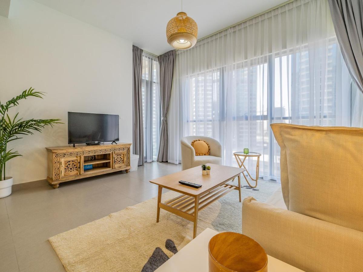 Charming Tropical Minutes To Mall Apartment Dubai