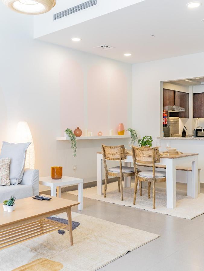 Charming Tropical Minutes To Mall Apartment
