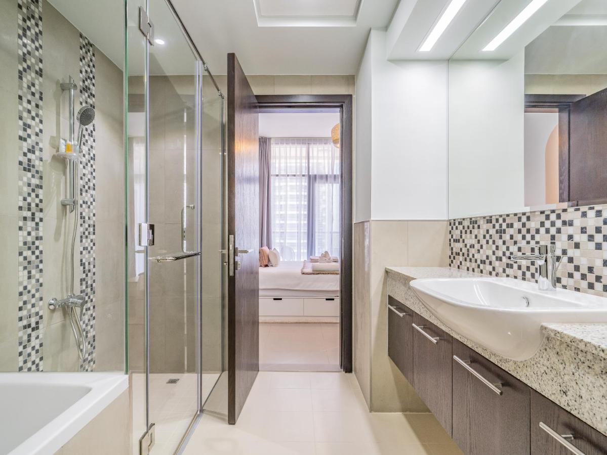 Charming Tropical Minutes To Mall Apartment