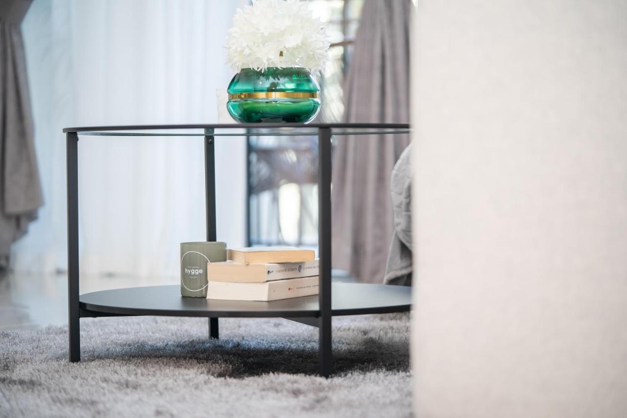 Higuests - Chic With Balcony And Pool Near Burj Khalifa * Dubai
