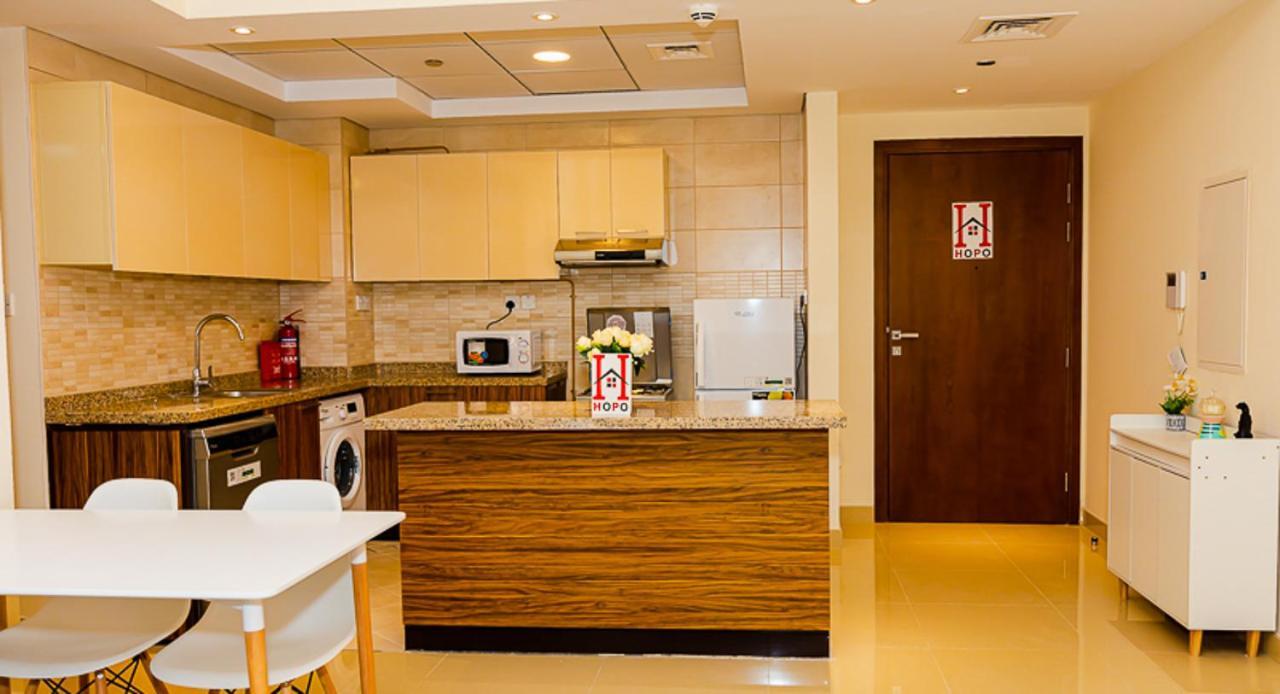Elegant With Lively Vicinity In Dubai's Heart