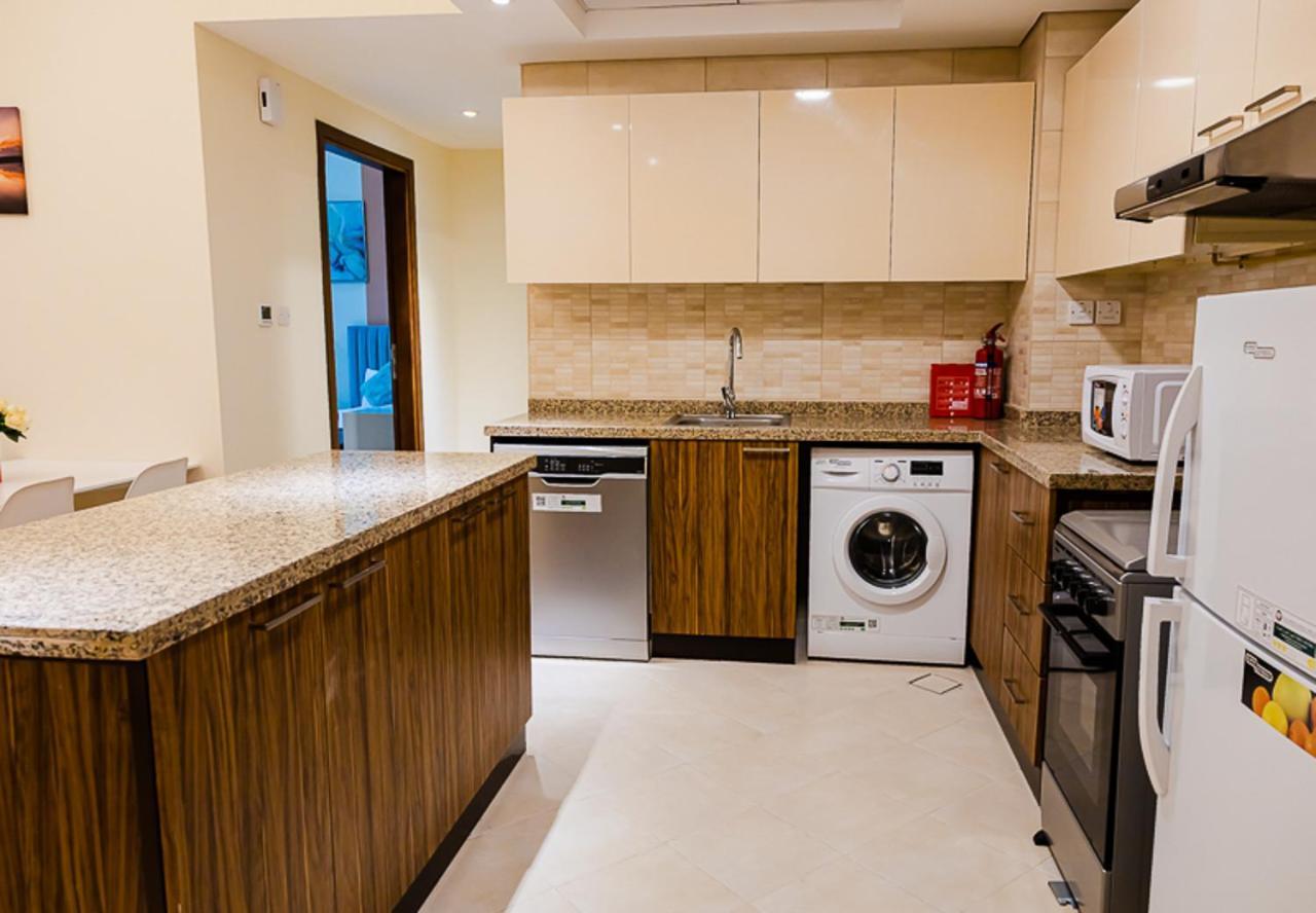 Elegant With Lively Vicinity In Dubai's Heart