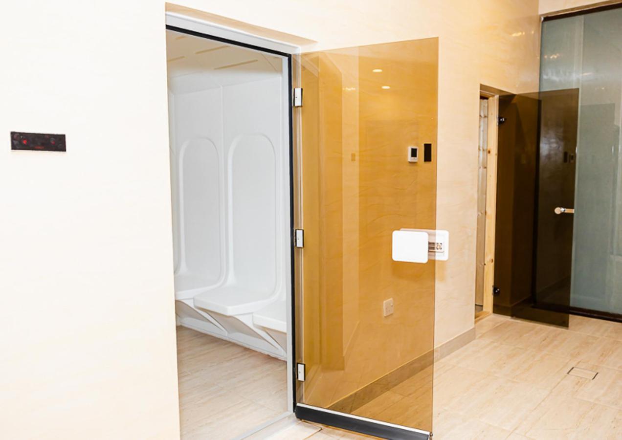 Elegant With Lively Vicinity In Dubai's Heart