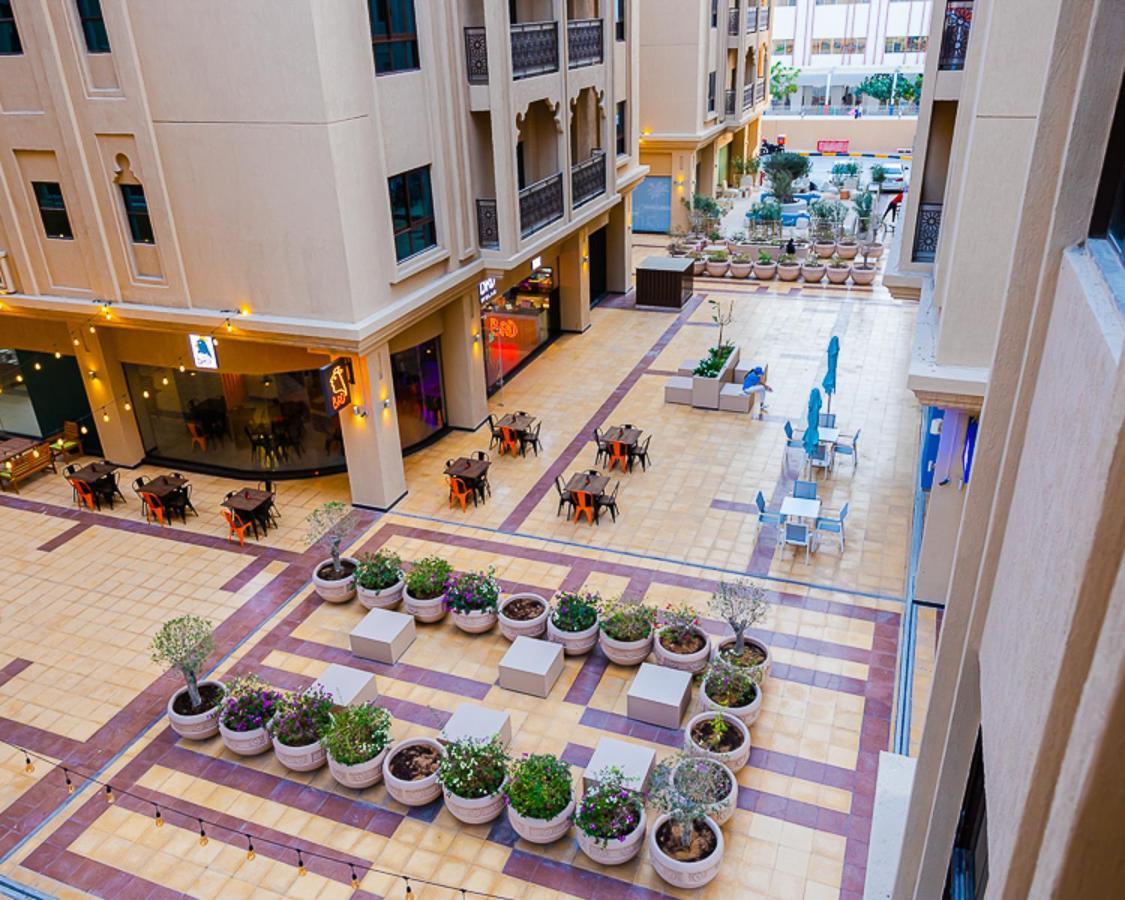 Elegant With Lively Vicinity In Dubai's Heart Apartment *