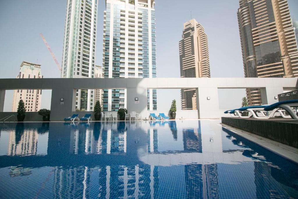 Higuests - Cute With Balcony, 5-min To The Apartment Dubai