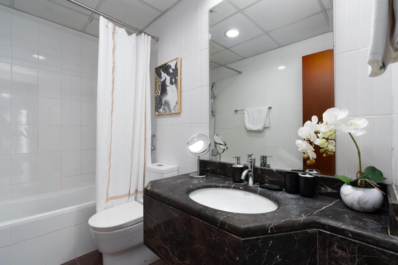 Spacious 2 Beds 5 Min Walk From Mall With Brand New Gym And Rooftop Swimming Pool Apartment *