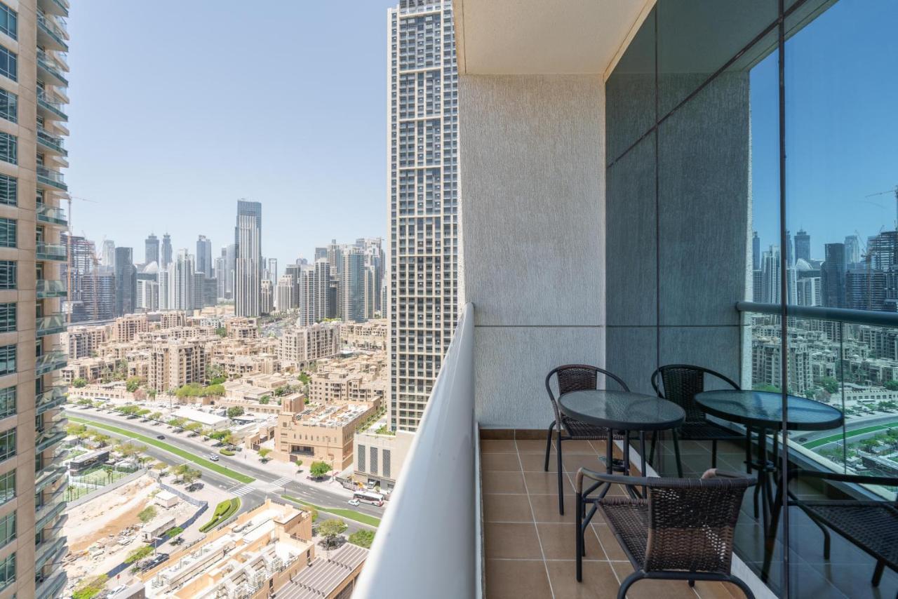 Spacious 2 Beds 5 Min Walk From Mall With Brand New Gym And Rooftop Swimming Pool * Dubai