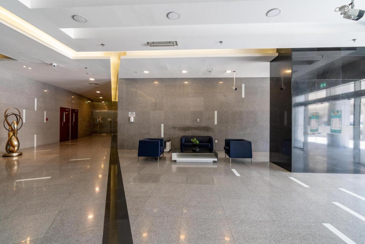 Spacious 2 Beds 5 Min Walk From Mall With Brand New Gym And Rooftop Swimming Pool *