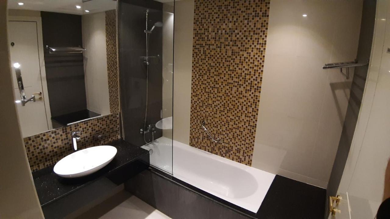 King Suite-Burj Khalifa 5 Min Walking From Dubai Mall Apartment