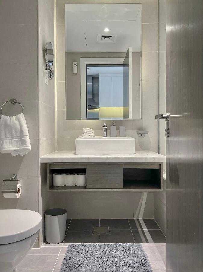 5-star Luxury Studio Near Burj Khalifa Amazing Canal & Views!