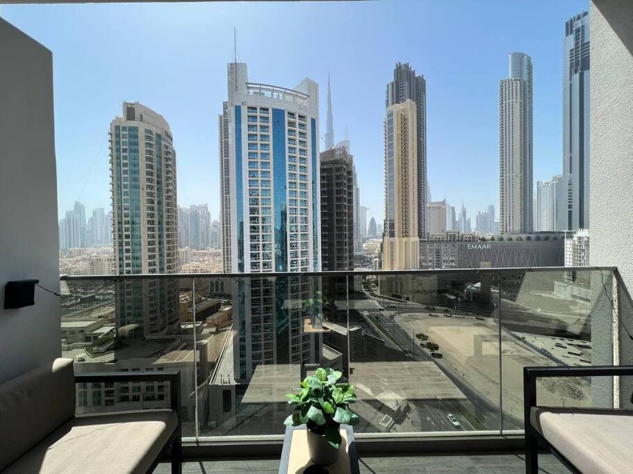 Urban King Bed With Burj Khalifa View & Mall Apartment Dubai