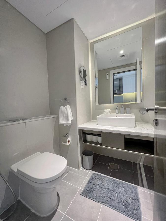 Apartment 5-star Luxury Studio Near Burj Khalifa Amazing Canal & Views!