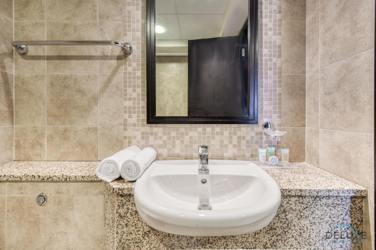 Affordable Luxury Modern 1br With Pool & Balcony By Deluxe Homes Apartment