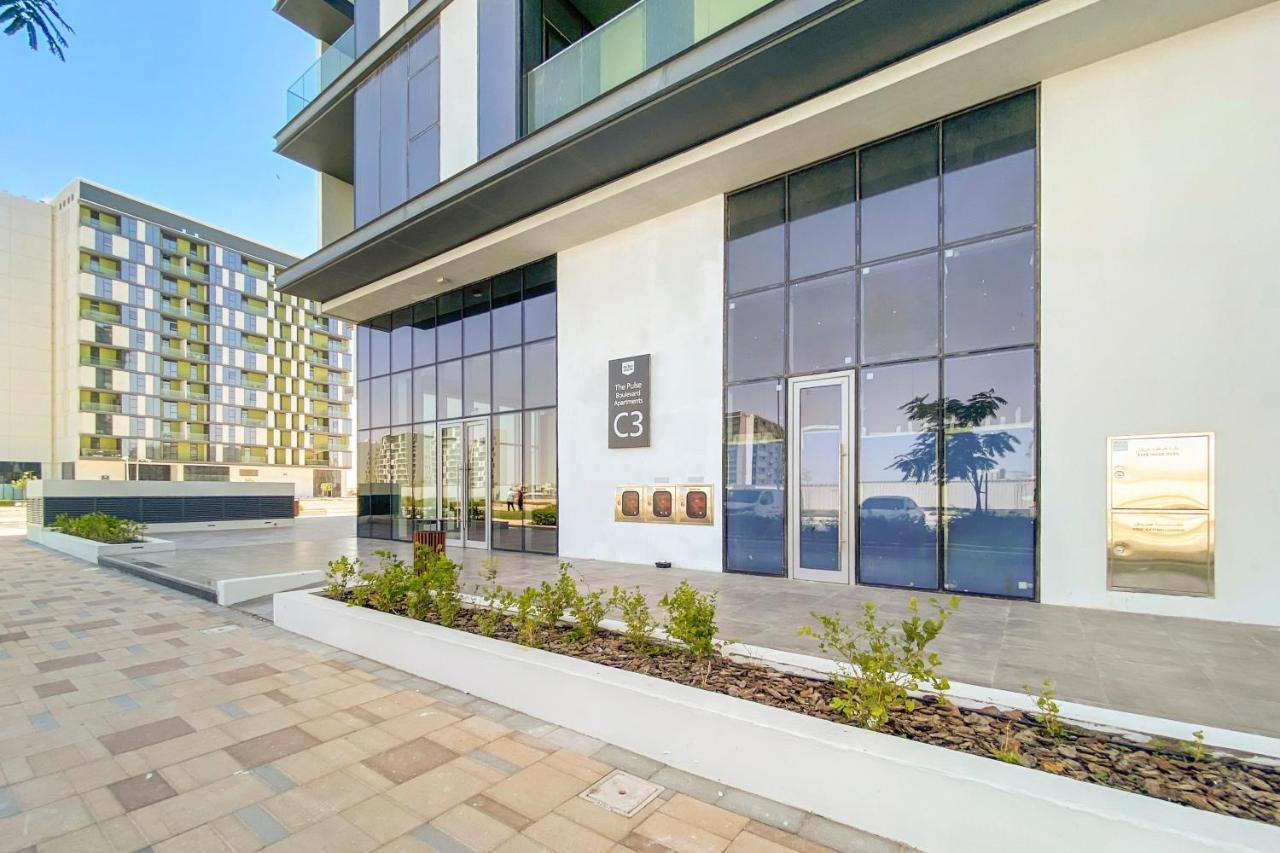 Luxurious 2br - Fully Upgraded - High-end Facilities *