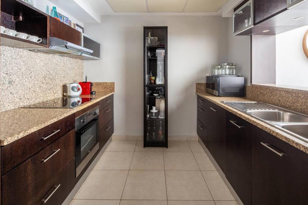 Frank Porter - Marina Quays Apartment Dubai