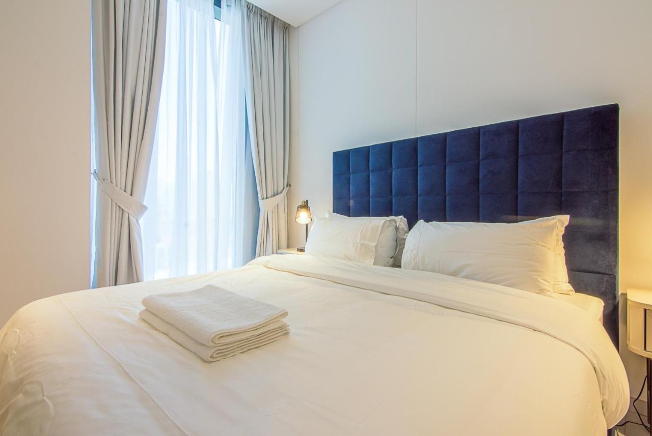 Lovely 1 Bedroom With Partial Burj Khalifa View And Canal View Apartment *