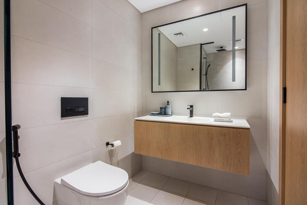 Lovely 1 Bedroom With Partial Burj Khalifa View And Canal View Apartment *