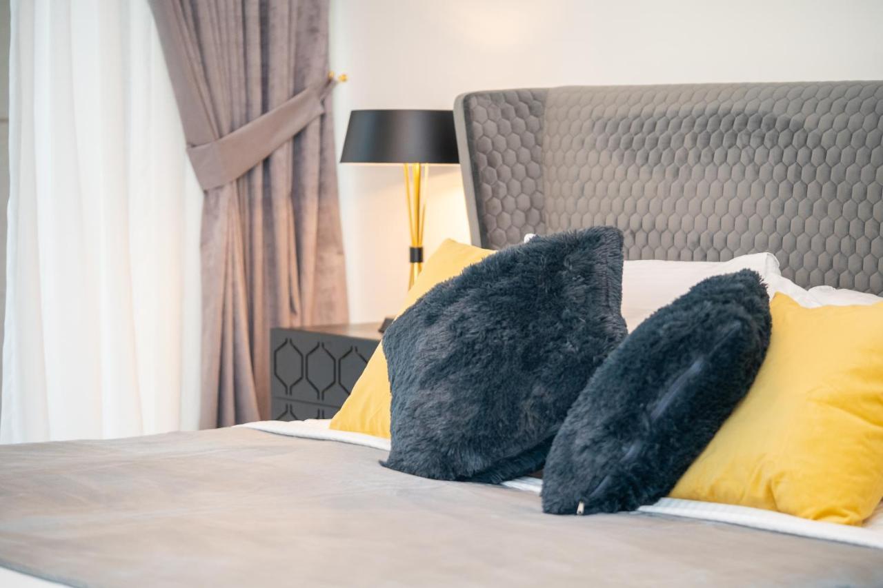 Higuests - Chic With Balcony And Pool Near Burj Khalifa Apartment Dubai