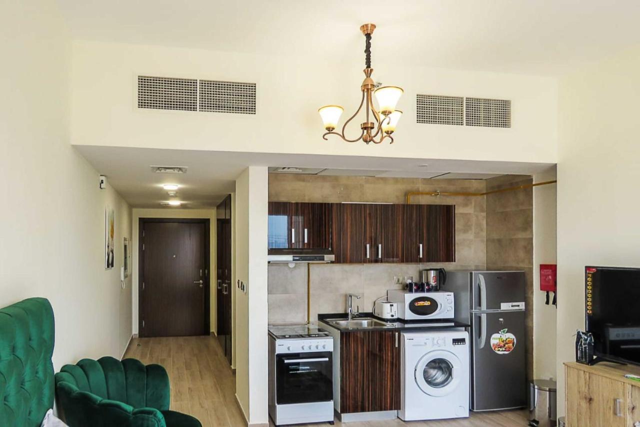 Oyo 860 Studio Apartment, Maya Tower 4, Jumeirah Village Triangle Guest house