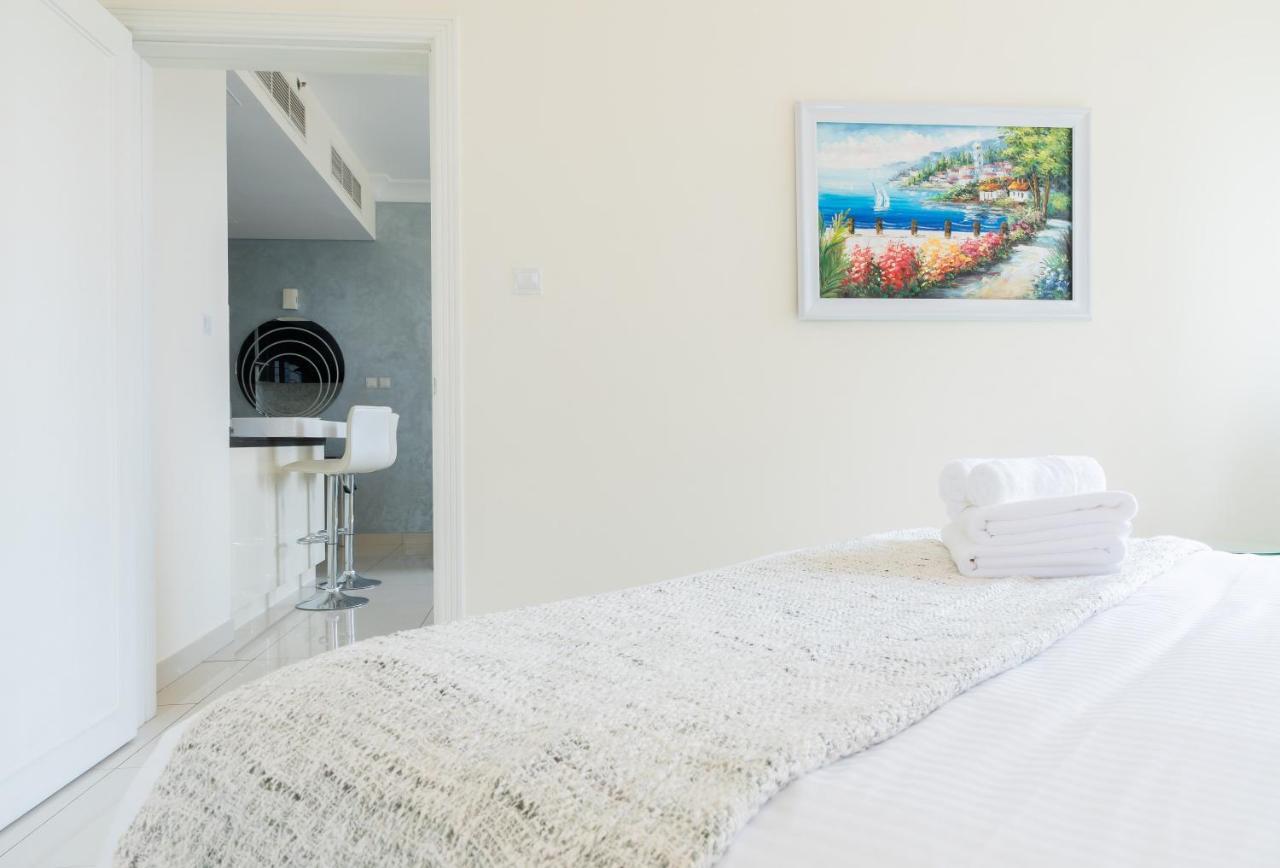 Apartment Maison Privee - Luxury Urban Retreat With Burj Khalifa Views Dubai