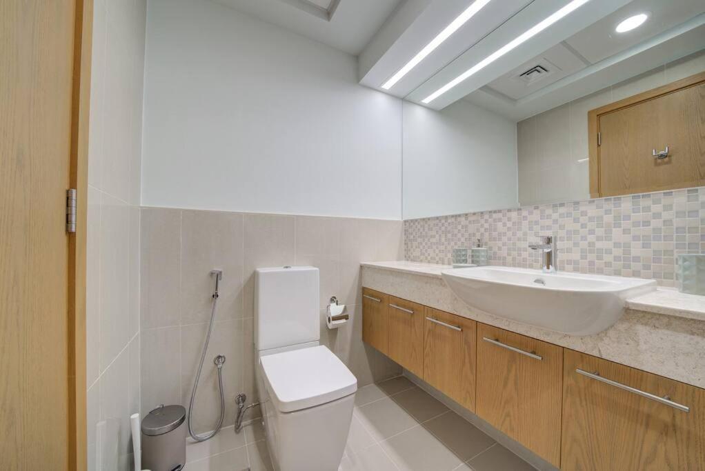 Burj Khalifa View - 2br And Maid - Downtown Apartment