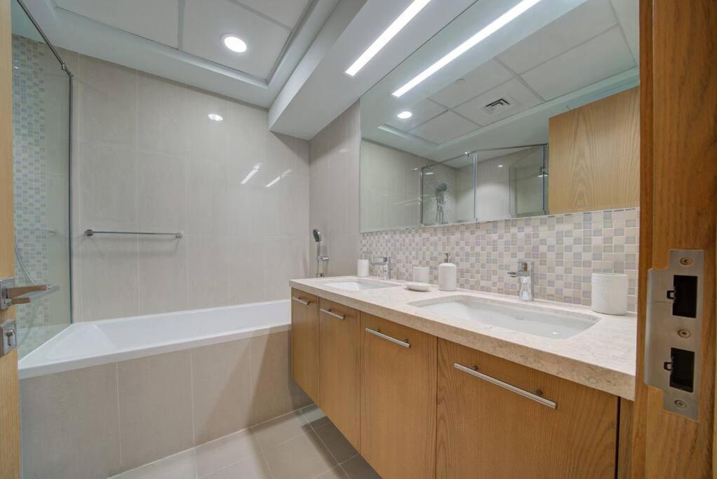 Burj Khalifa View - 2br And Maid - Downtown Apartment *