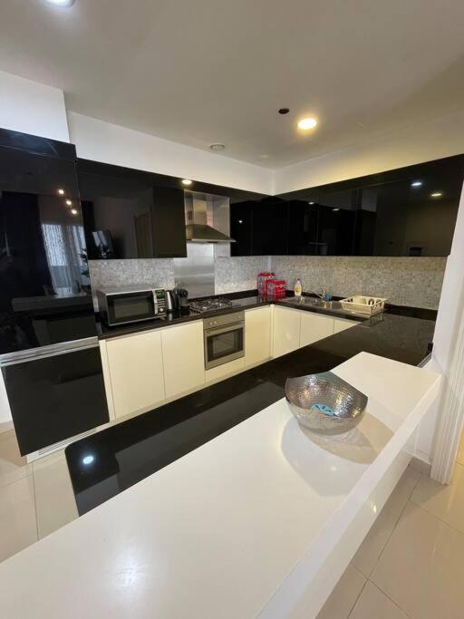 Luxury Living & Fully-furnished 3 Bedroom Next To Mall Apartment Dubai