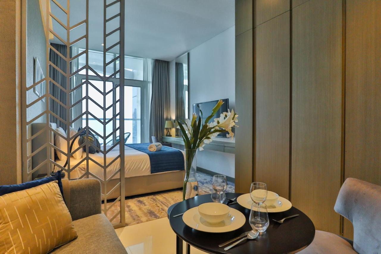 Higuests - Roomy And Chic With Panoramic Canal Views Apartment Dubai