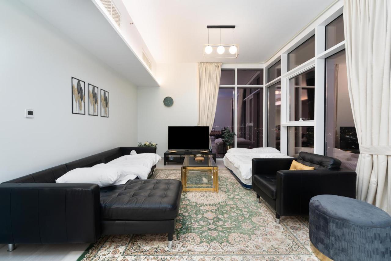 Apartment Ultimate - 3 Beds - Scenic Panoramic Views - Right At Metro Station - 5-10min To Sea, Burj Khalifa, Old Town, Downtown - 15min From Airport *