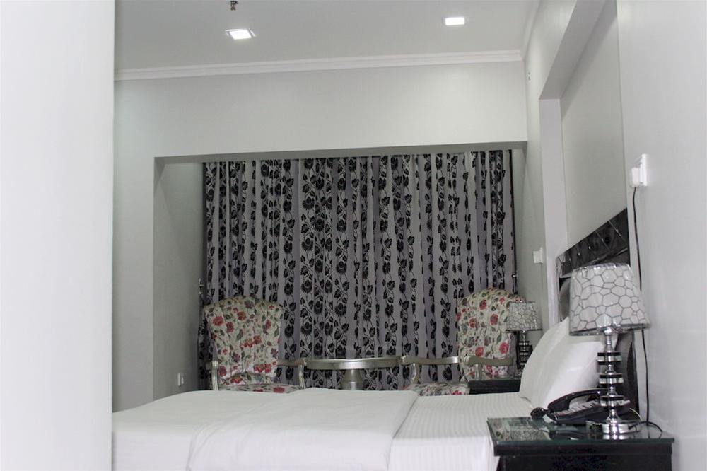 Hotel White *