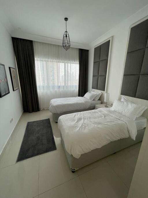 Luxury Living & Fully-furnished 3 Bedroom Next To Mall Apartment *