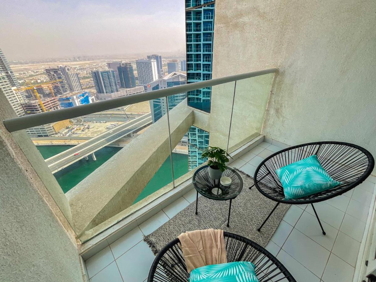 Higuests - Roomy And Chic With Panoramic Canal Views Apartment Dubai