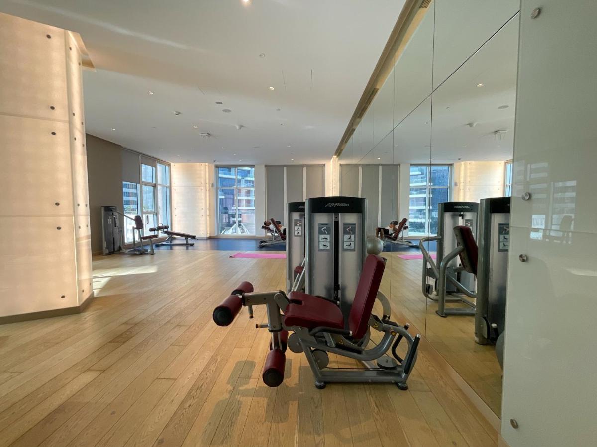 Higuests - Roomy And Chic With Panoramic Canal Views Apartment Dubai