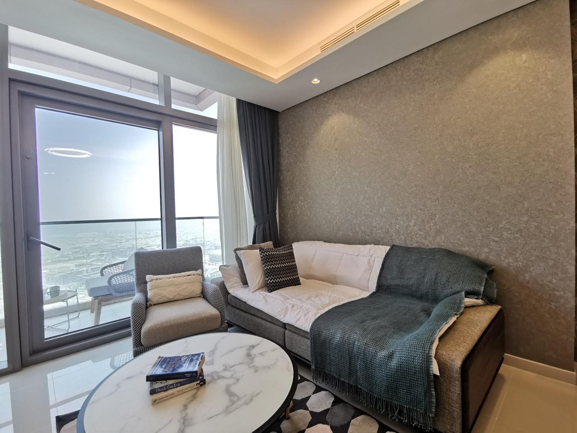 Apartment Vacay Lettings -spotlight Infinity Pool At Paramount Tower Dubai