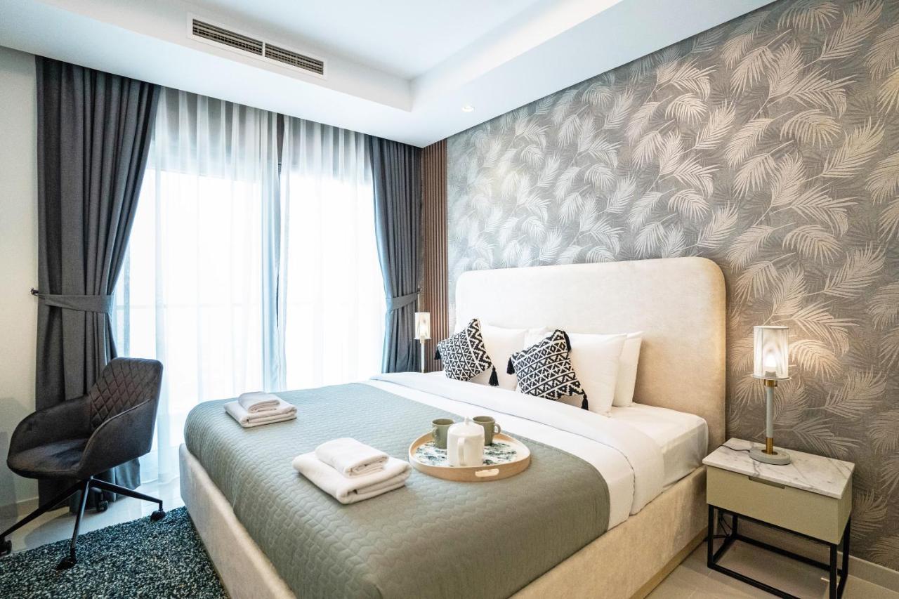 Vacay Lettings -spotlight Infinity Pool At Paramount Tower Apartment *