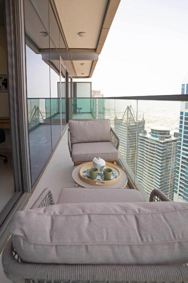 Vacay Lettings -spotlight Infinity Pool At Paramount Tower Apartment Dubai
