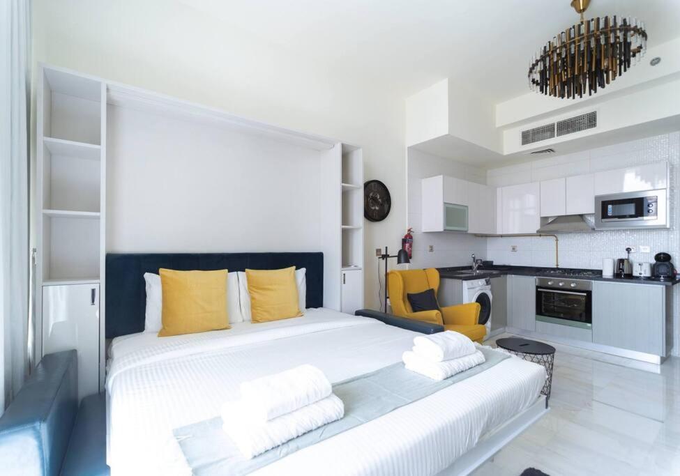 Cosy Studio With Luxurious Pool In Business Bay- Bayz Tower Apartment *