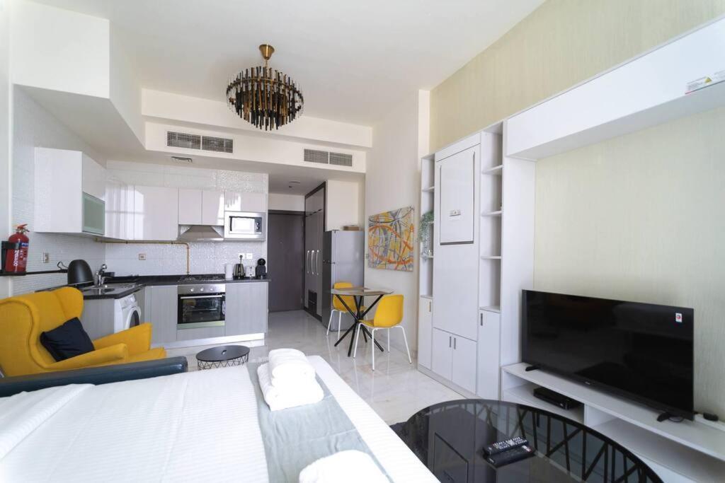 Cosy Studio With Luxurious Pool In Business Bay- Bayz Tower Apartment