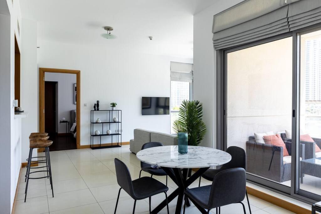 Marina, Two Bedrooms With Full Marina View Apartment