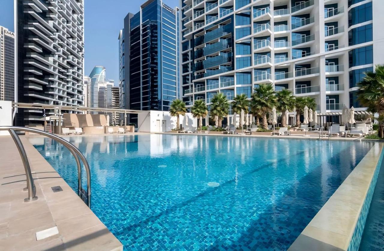5-star Luxury Studio Near Burj Khalifa Amazing Canal & Views!