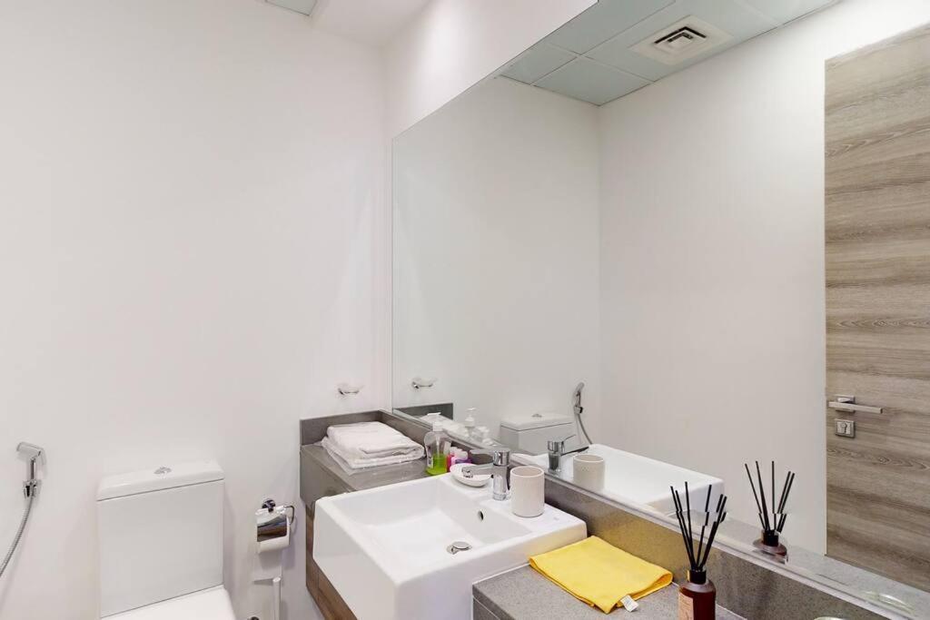 Lovely And Spacious 1 Bedroom With Extra Sofa Bed *
