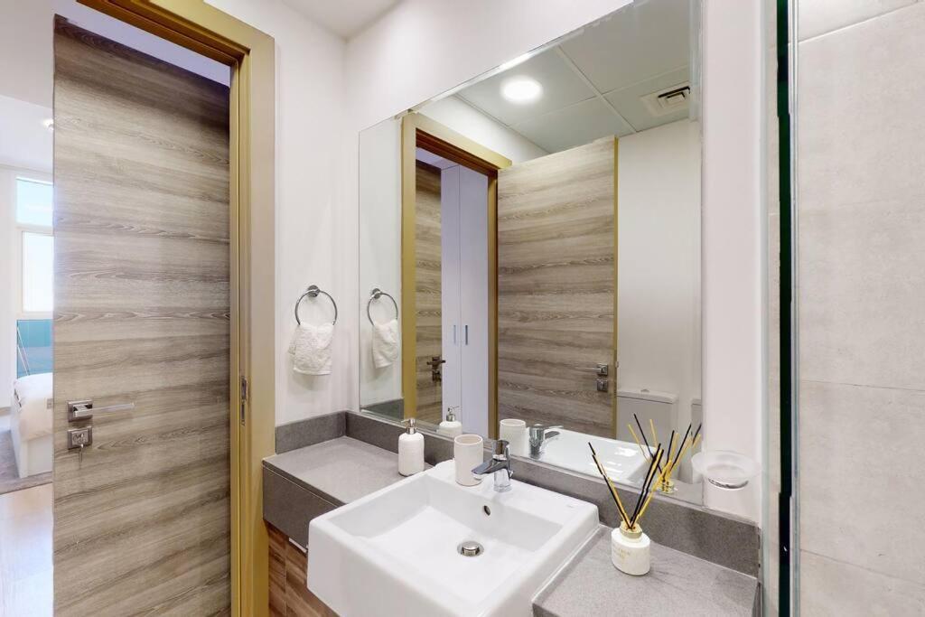Lovely And Spacious 1 Bedroom With Extra Sofa Bed Apartment Dubai