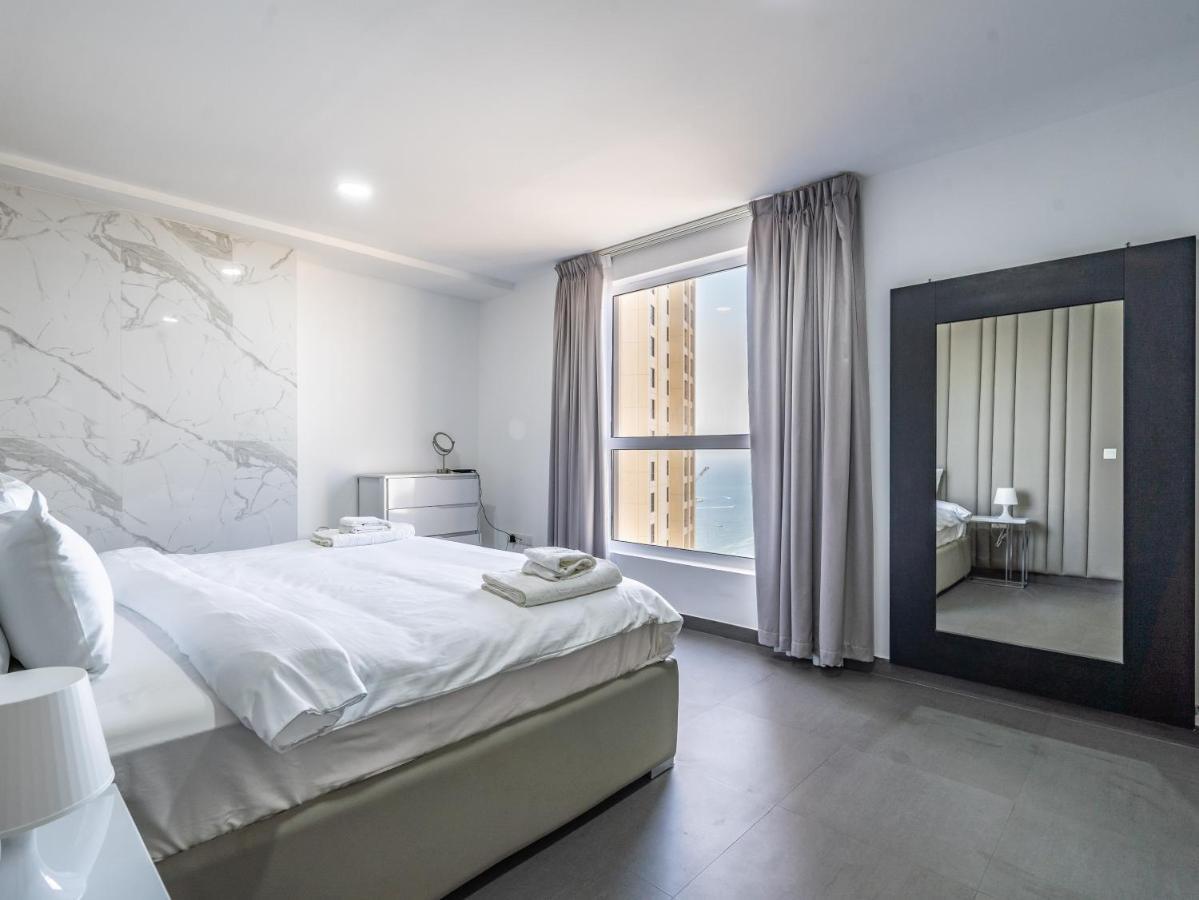 Luxury Waterfront With Access Apartment Dubai