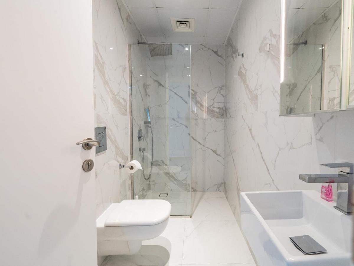 Luxury Waterfront With Access Apartment *