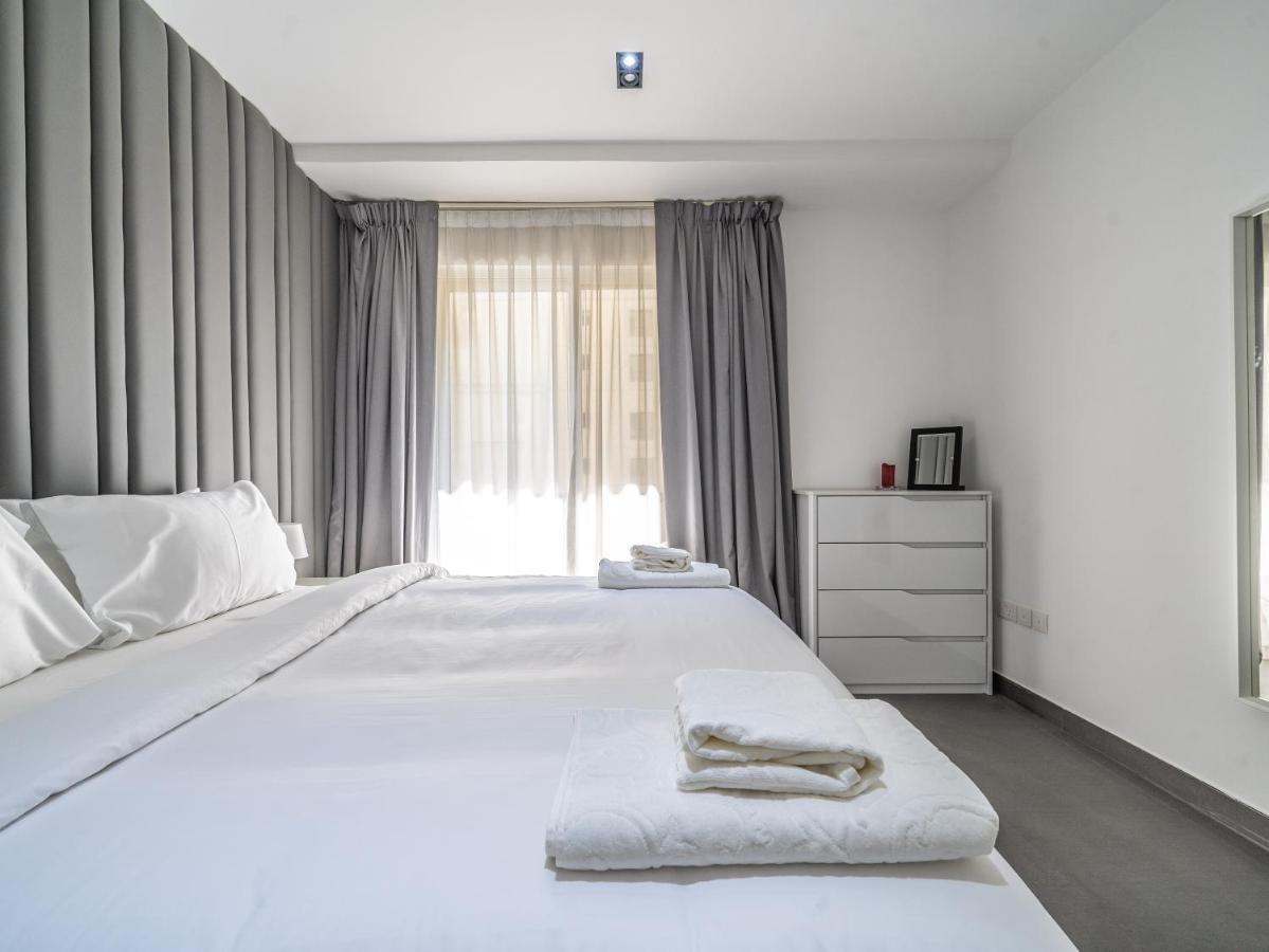 Luxury Waterfront With Access Apartment *