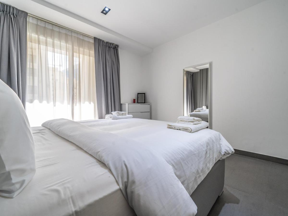 Luxury Waterfront With Access Dubai