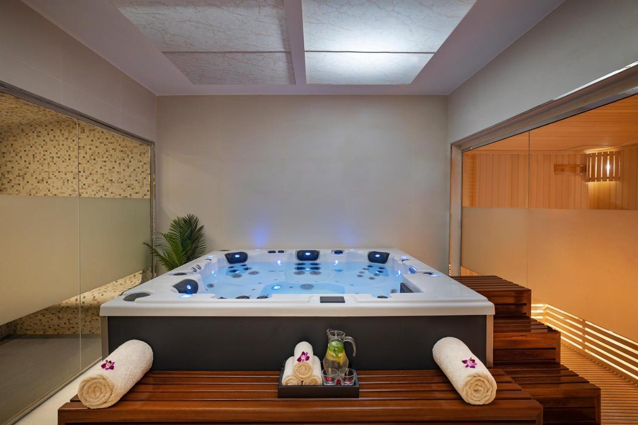 Anantara World Islands Resort