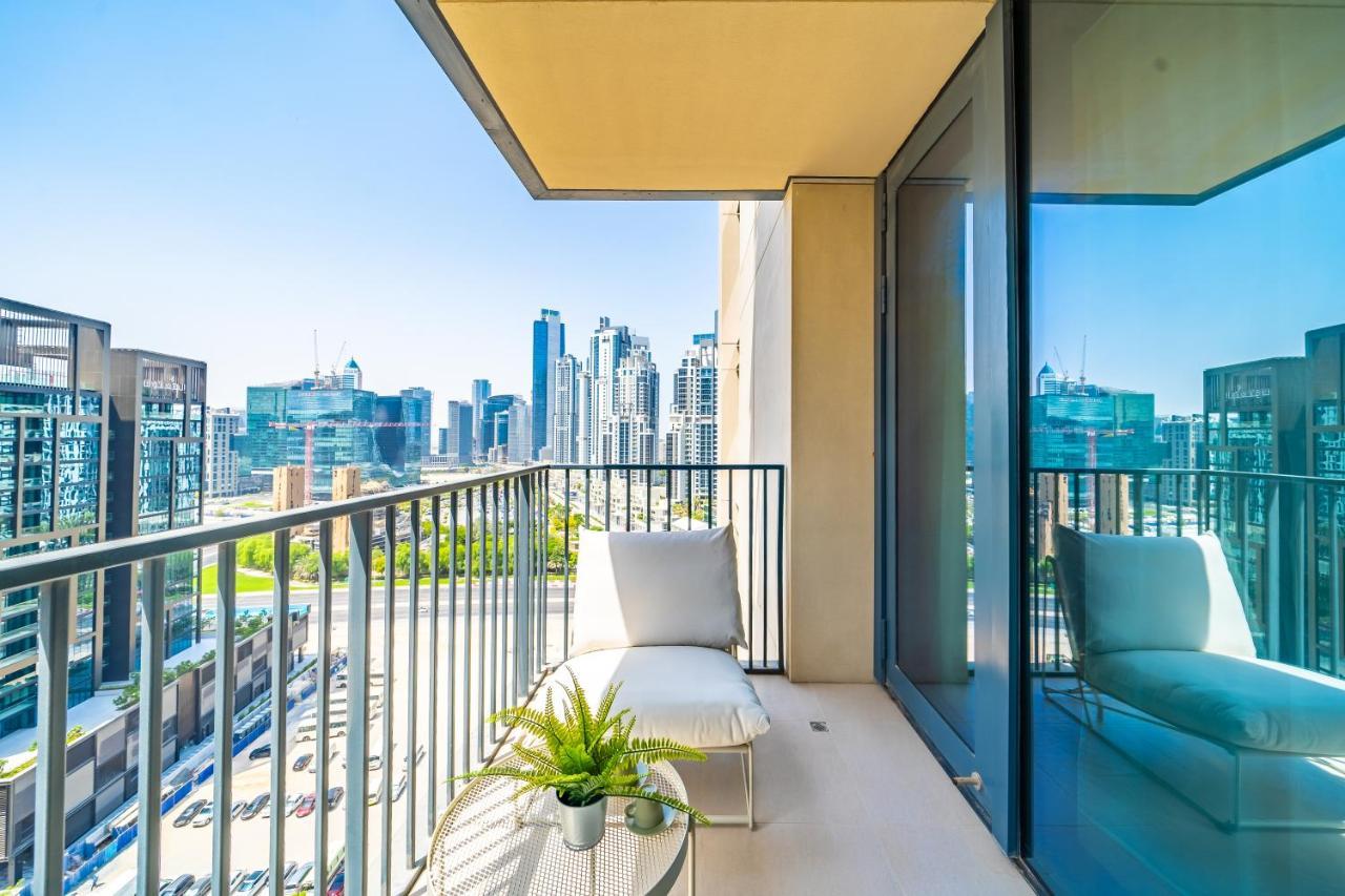 Incredible Views From Classy With Terrace Apartment Dubai